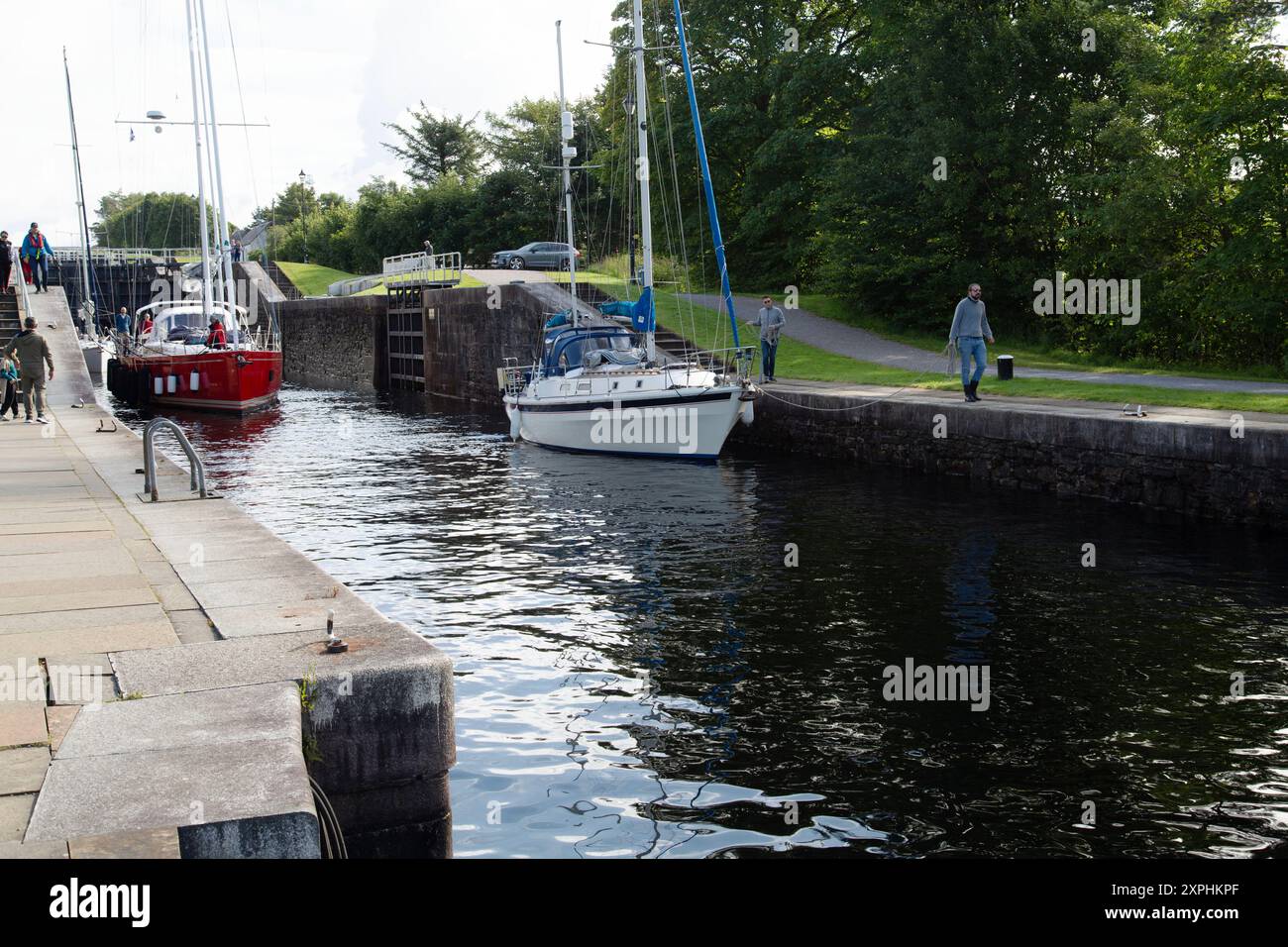 Barche che escono dal sistema di chiuse delle scale di Nettuno, il canale Caledonian, Fort William, Scozia. Foto Stock
