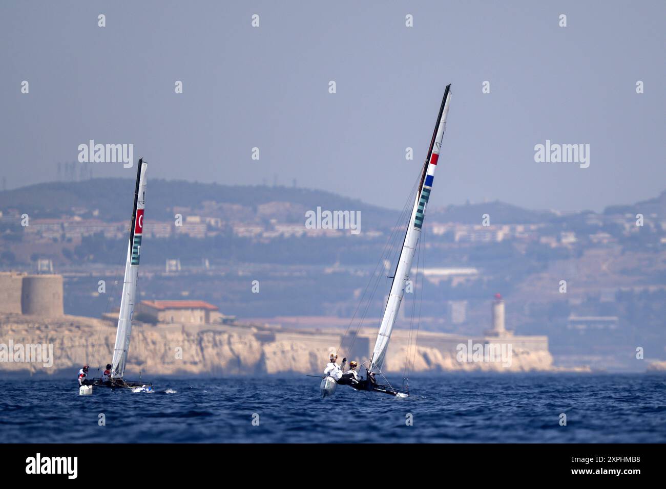 Marsiglia, Francia. 6 agosto 2024. MARSIGLIA - i marinai Laila van der Meer e Bjarne Bouwer in azione durante le gare della flotta Nacra 17 ai Giochi Olimpici. Credito di DONAZIONE DELLA CARTEGGIATRICE ANP: Notizie dal vivo ANP/Alamy Foto Stock