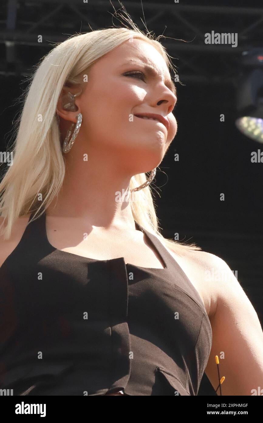 Paulina Wagner dal vivo beim Magic Blue Open Air 2024 m Kurpark. Bad Füssing, 03.08.2024 *** Paulina Wagner live al Magic Blue Open Air 2024 nel Kurpark Bad Füssing, 03 08 2024 foto:XS.xNömerx/xFuturexImagex Magic_4842 Foto Stock