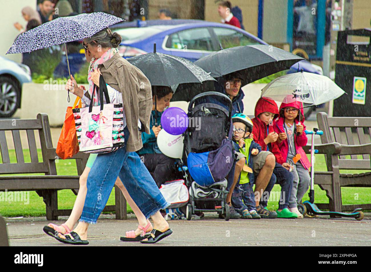 Glasgow, Scozia, Regno Unito. 6 agosto 2024. Meteo nel Regno Unito: Pioggia con previsioni per altri luoghi in cui la gente del posto e i turisti si nascondono sotto gli ombrelli nel centro della città. Credit Gerard Ferry/Alamy Live News Foto Stock