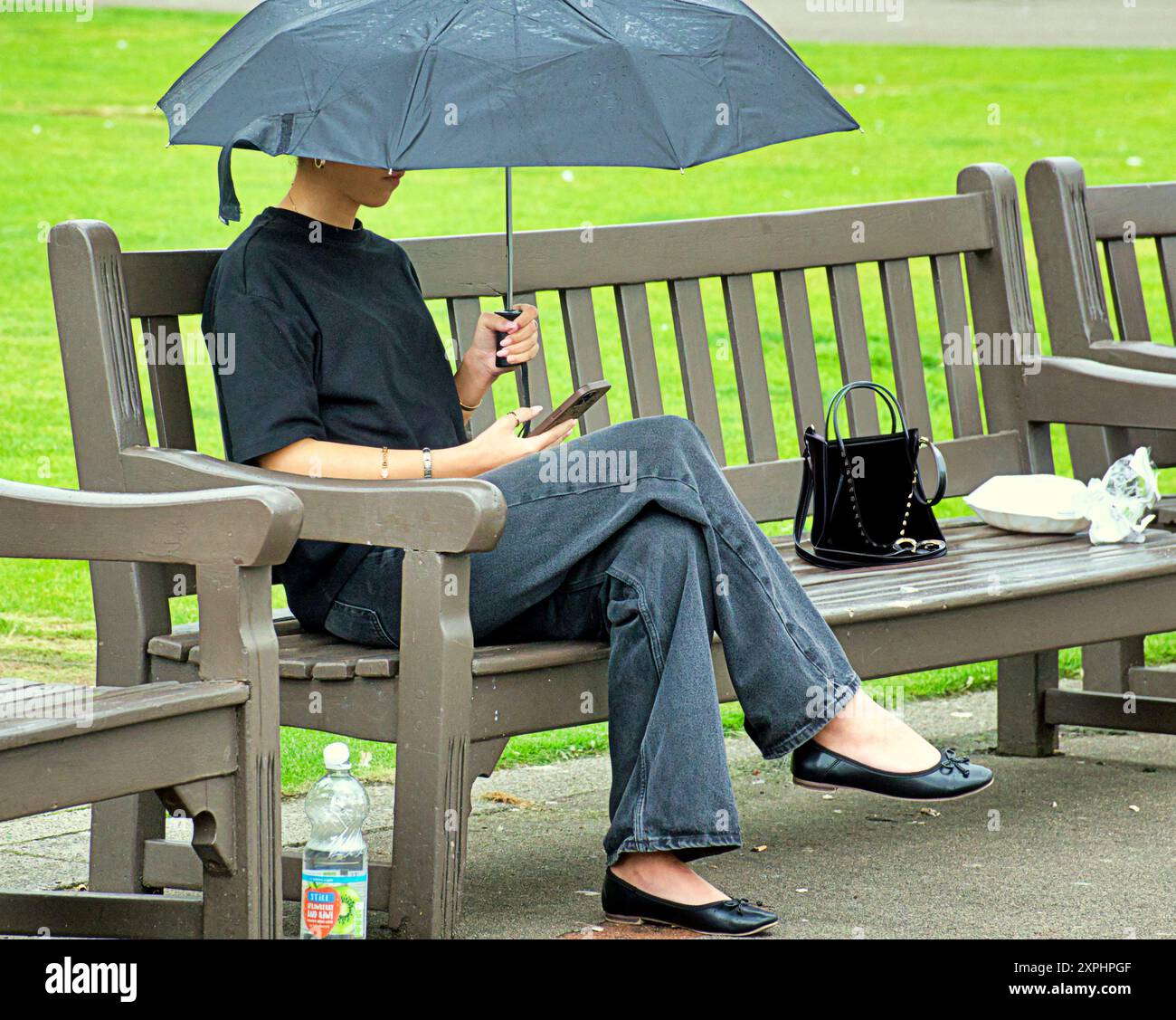 Glasgow, Scozia, Regno Unito. 6 agosto 2024. Meteo nel Regno Unito: Pioggia con previsioni per altri luoghi in cui la gente del posto e i turisti si nascondono sotto gli ombrelli nel centro della città. Credit Gerard Ferry/Alamy Live News Foto Stock