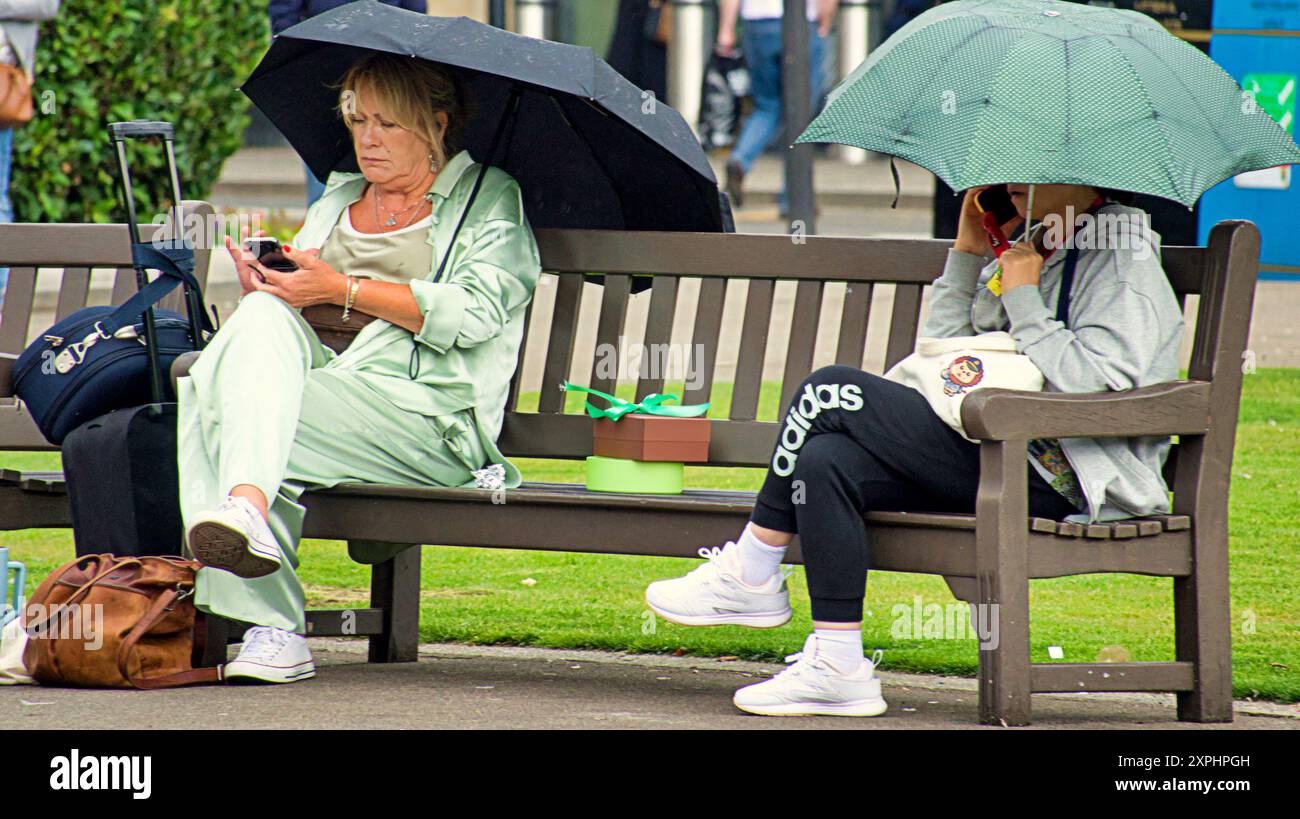 Glasgow, Scozia, Regno Unito. 6 agosto 2024. Meteo nel Regno Unito: Pioggia con previsioni per altri luoghi in cui la gente del posto e i turisti si nascondono sotto gli ombrelli nel centro della città. Credit Gerard Ferry/Alamy Live News Foto Stock
