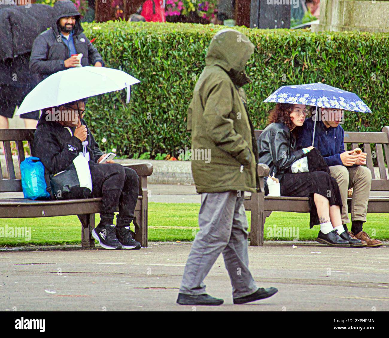 Glasgow, Scozia, Regno Unito. 6 agosto 2024. Meteo nel Regno Unito: Pioggia con previsioni per altri luoghi in cui la gente del posto e i turisti si nascondono sotto gli ombrelli nel centro della città. Credit Gerard Ferry/Alamy Live News Foto Stock