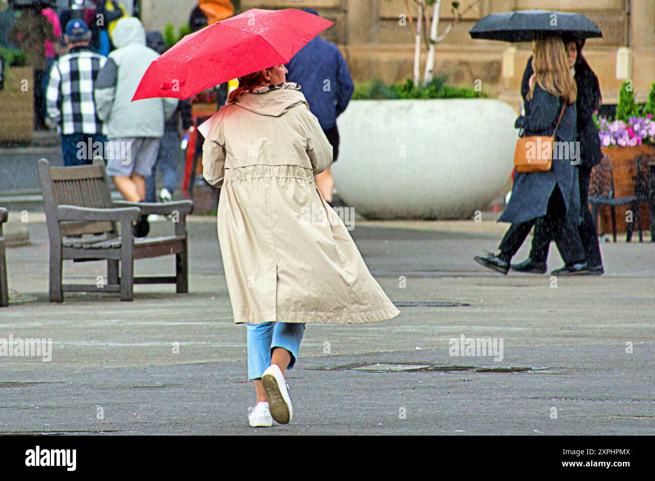 Glasgow, Scozia, Regno Unito. 6 agosto 2024. Meteo nel Regno Unito: Pioggia con previsioni per altri luoghi in cui la gente del posto e i turisti si nascondono sotto gli ombrelli nel centro della città. Credit Gerard Ferry/Alamy Live News Foto Stock
