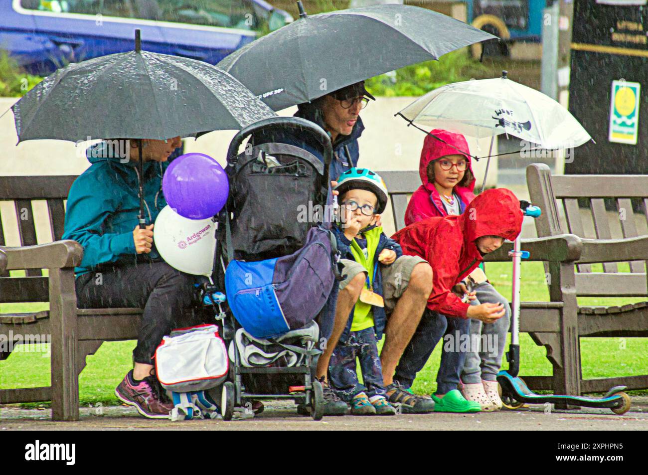 Glasgow, Scozia, Regno Unito. 6 agosto 2024. Meteo nel Regno Unito: Pioggia con previsioni per altri luoghi in cui la gente del posto e i turisti si nascondono sotto gli ombrelli nel centro della città. Credit Gerard Ferry/Alamy Live News Foto Stock