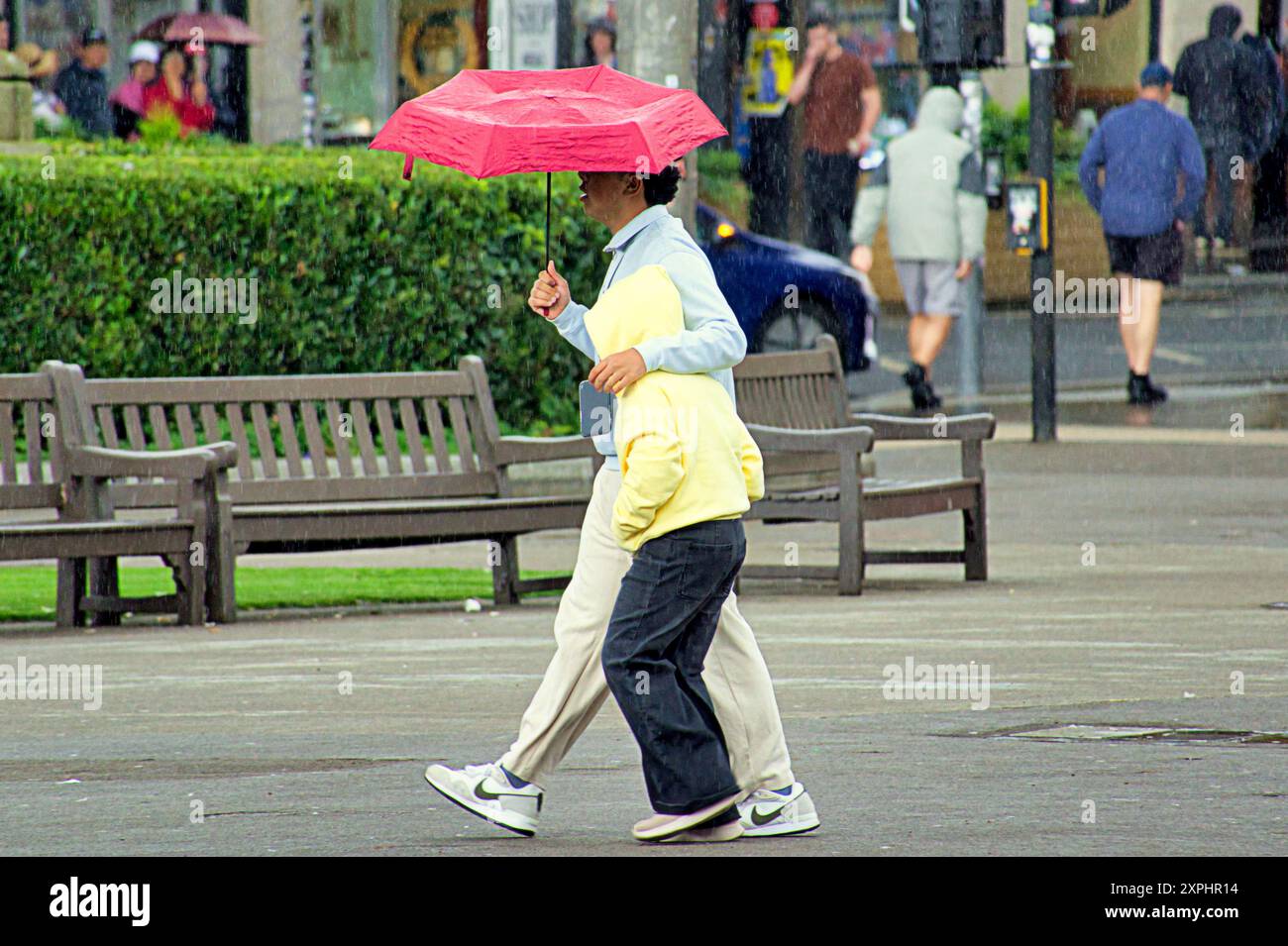 Glasgow, Scozia, Regno Unito. 6 agosto 2024. Meteo nel Regno Unito: Pioggia con previsioni per altri luoghi in cui la gente del posto e i turisti si nascondono sotto gli ombrelli nel centro della città. Credit Gerard Ferry/Alamy Live News Foto Stock