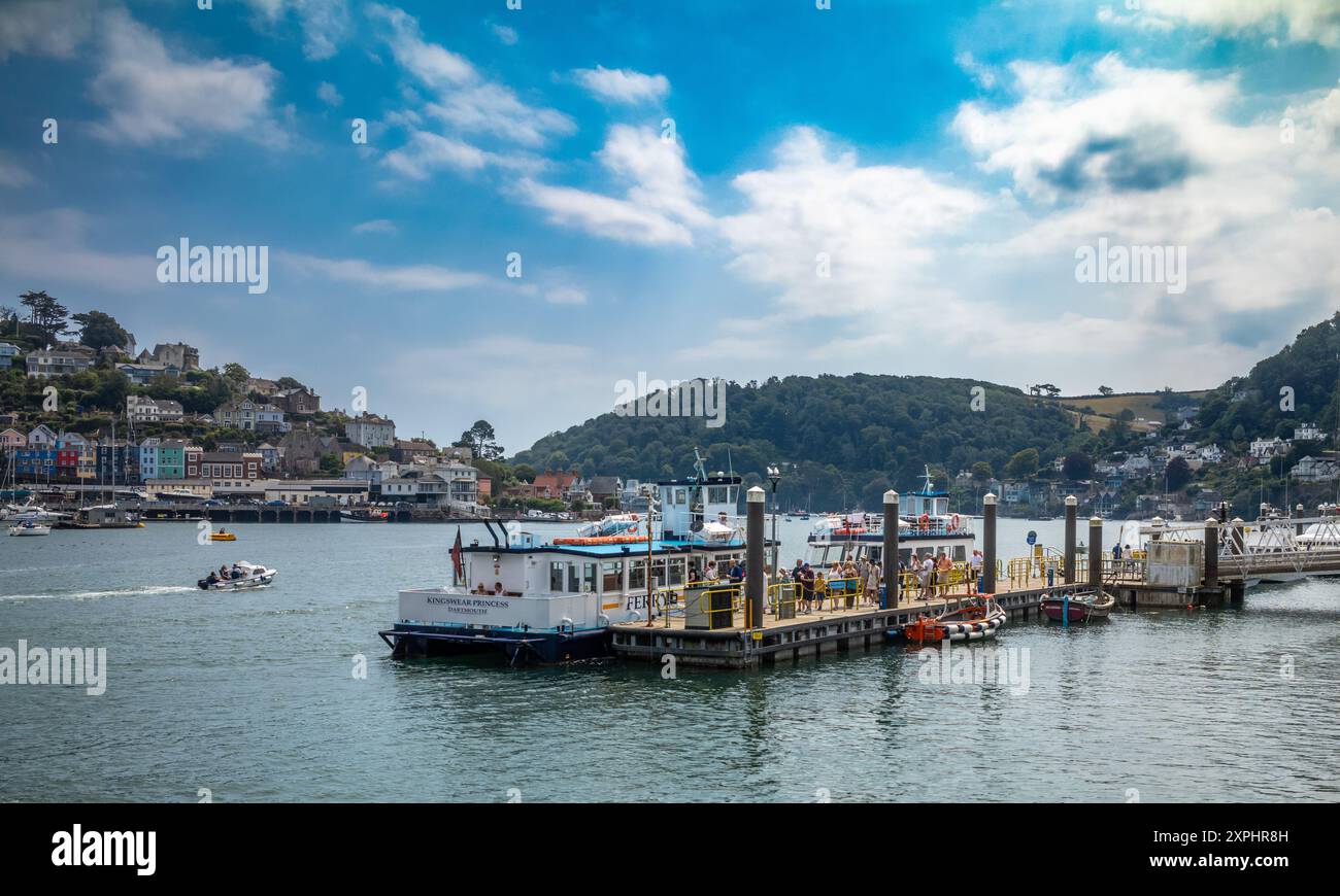 Il traghetto Kingswear attende i passeggeri sull'estuario del fiume Dart a Dartmouth, Devon, Regno Unito Foto Stock