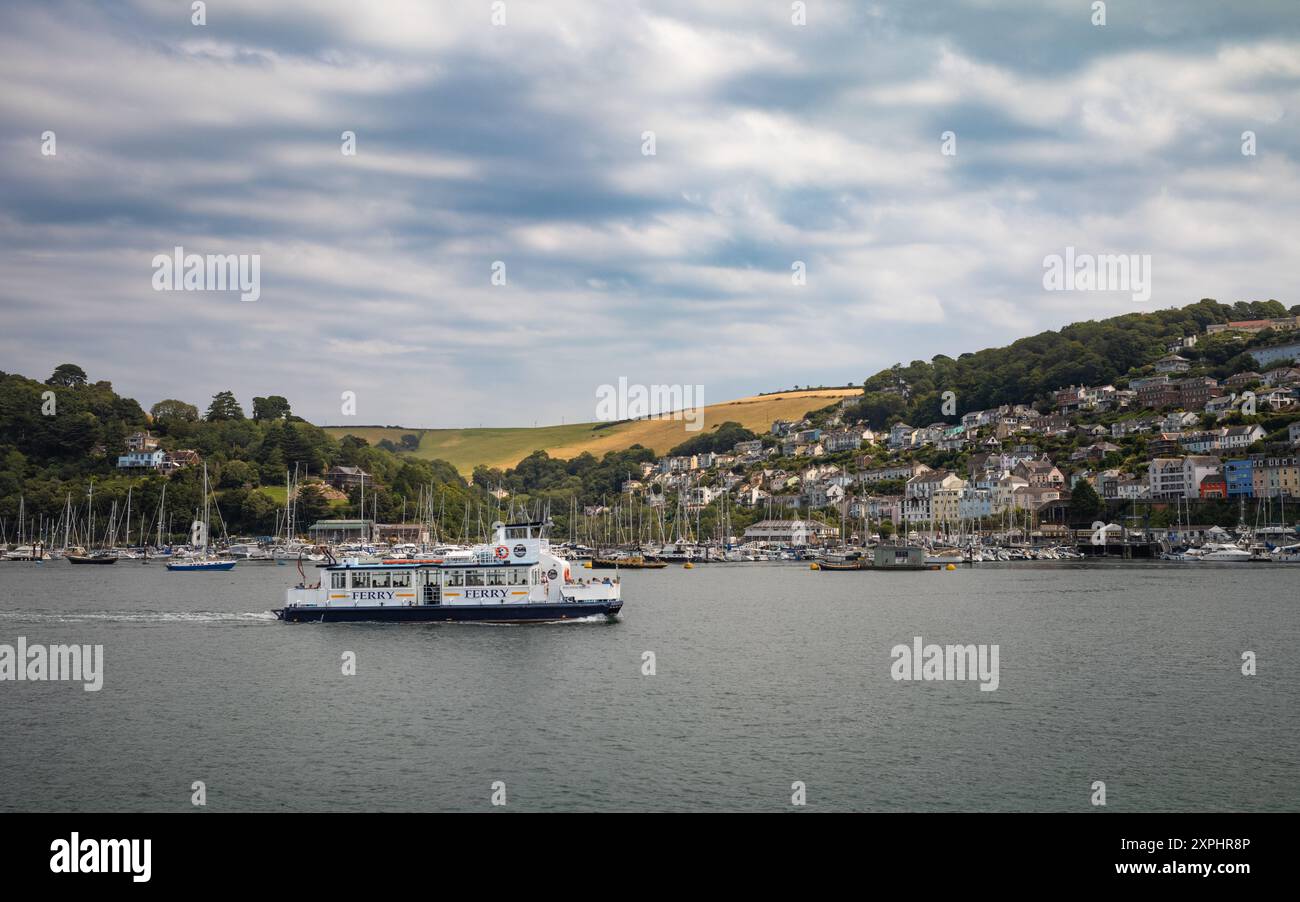Il Kingswear Ferry trasporta passeggeri sull'estuario del fiume Dart a Dartmouth, Devon, Regno Unito Foto Stock
