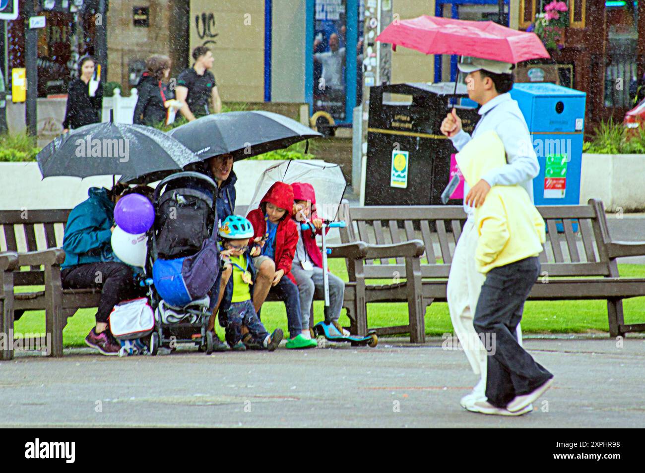 Glasgow, Scozia, Regno Unito. 6 agosto 2024. Meteo nel Regno Unito: Pioggia con previsioni per altri luoghi in cui la gente del posto e i turisti si nascondono sotto gli ombrelli nel centro della città. Credit Gerard Ferry/Alamy Live News Foto Stock