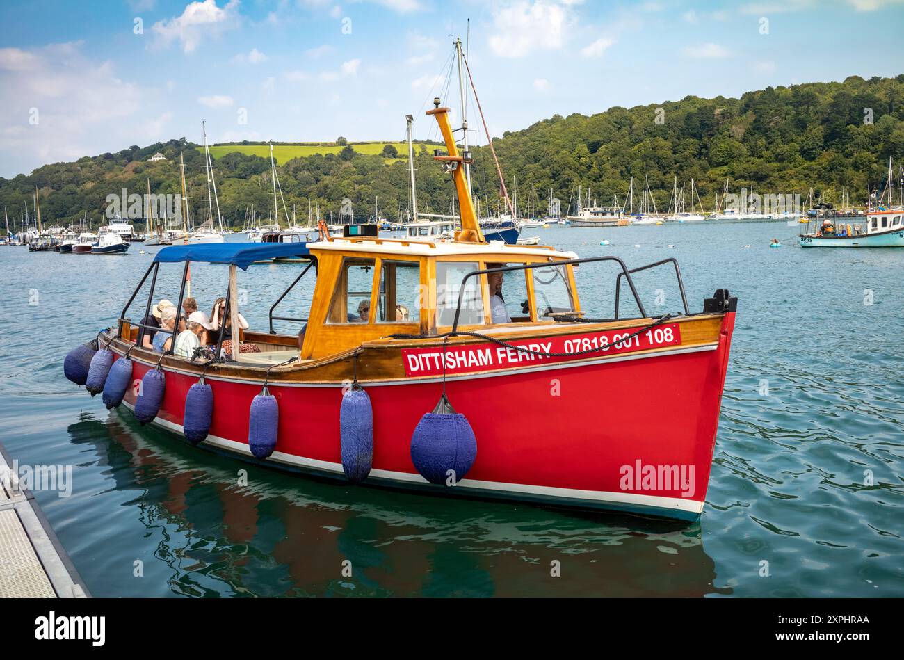Il traghetto per Dittisham parte dal molo sull'estuario del fiume Dart a Dartmouth, Devon, Regno Unito Foto Stock