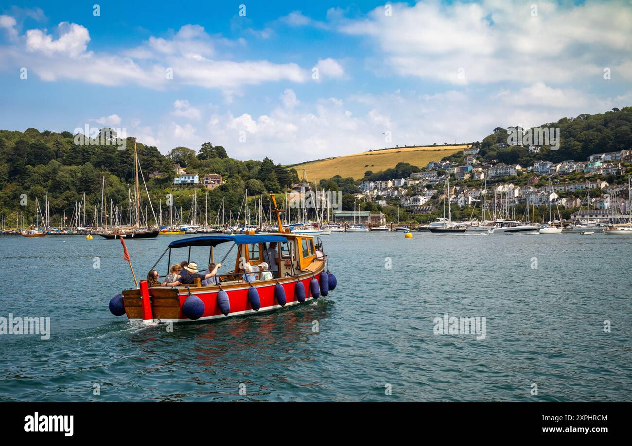 Il traghetto per Dittisham parte dal molo sull'estuario del fiume Dart a Dartmouth, Devon, Regno Unito Foto Stock