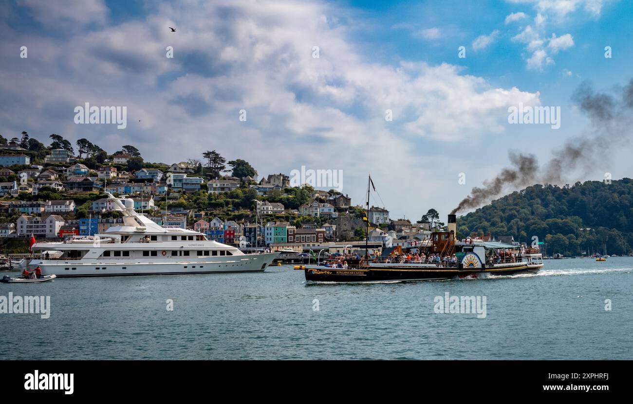 Il piroscafo a pale Kingswear Castle costruito nel 1924 passa davanti a Constance i, uno yacht di lusso, nell'estuario del fiume Dart a Dartmouth, Devon, Regno Unito Foto Stock