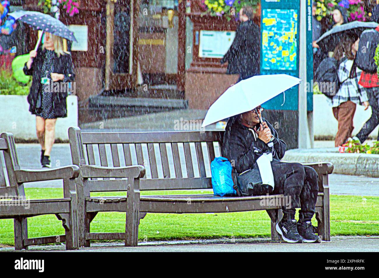 Glasgow, Scozia, Regno Unito. 6 agosto 2024. Meteo nel Regno Unito: Pioggia con previsioni per altri luoghi in cui la gente del posto e i turisti si nascondono sotto gli ombrelli nel centro della città. Credit Gerard Ferry/Alamy Live News Foto Stock