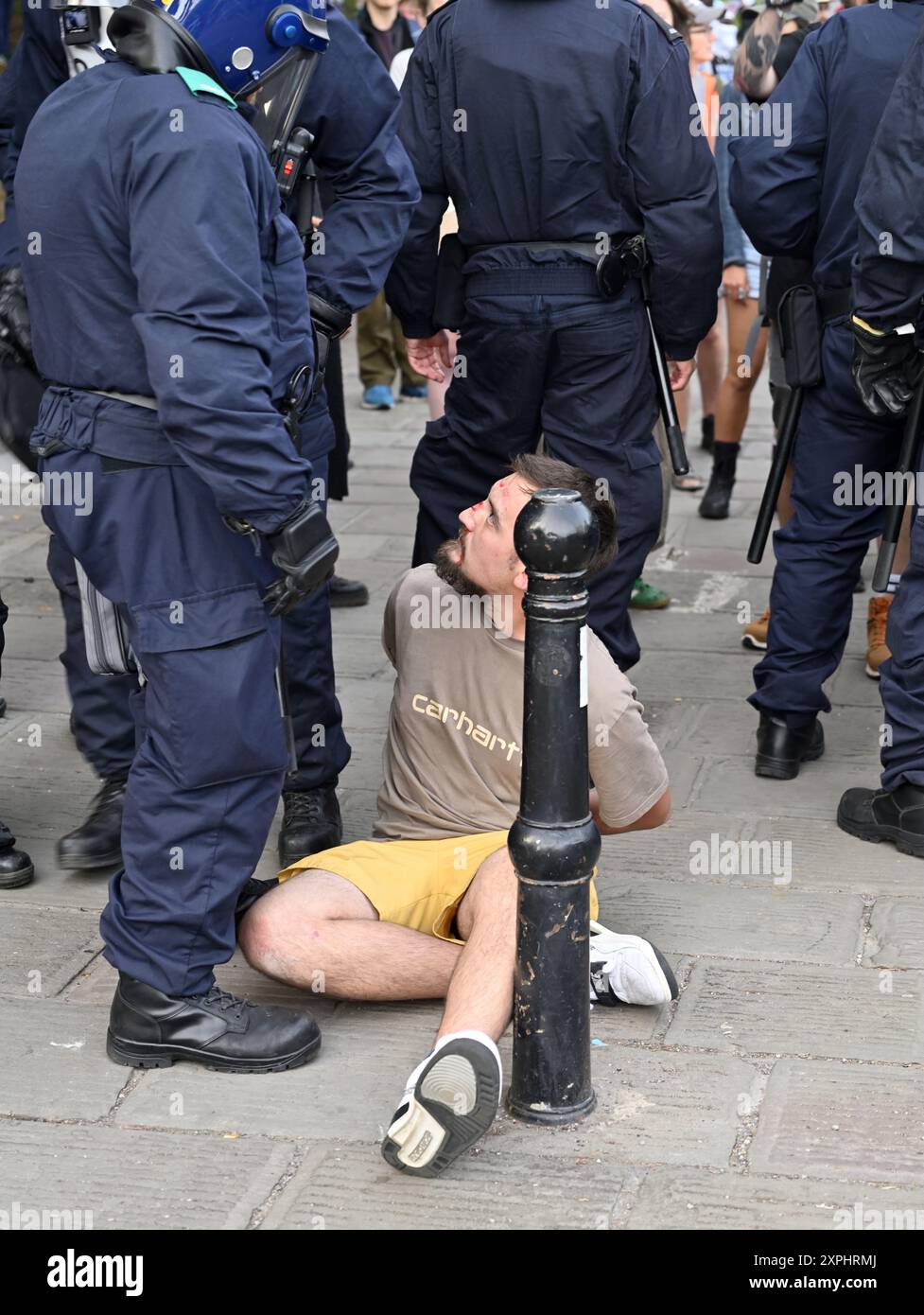 Bristol, Castle Park, Regno Unito, protesta con gruppi pro e anti-immigrazione tenuti in disparte dalle linee di polizia che impediscono gli scontri sabato 3 agosto, Foto Stock