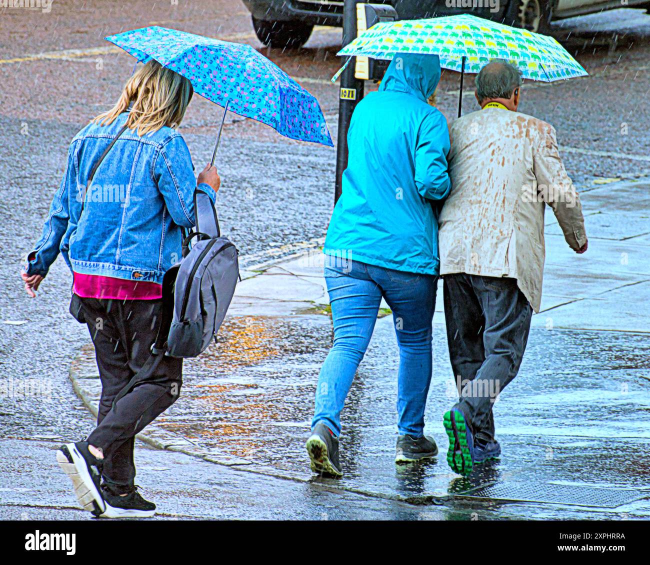 Glasgow, Scozia, Regno Unito. 6 agosto 2024. Meteo nel Regno Unito: Pioggia con previsioni per altri luoghi in cui la gente del posto e i turisti si nascondono sotto gli ombrelli nel centro della città. Credit Gerard Ferry/Alamy Live News Foto Stock