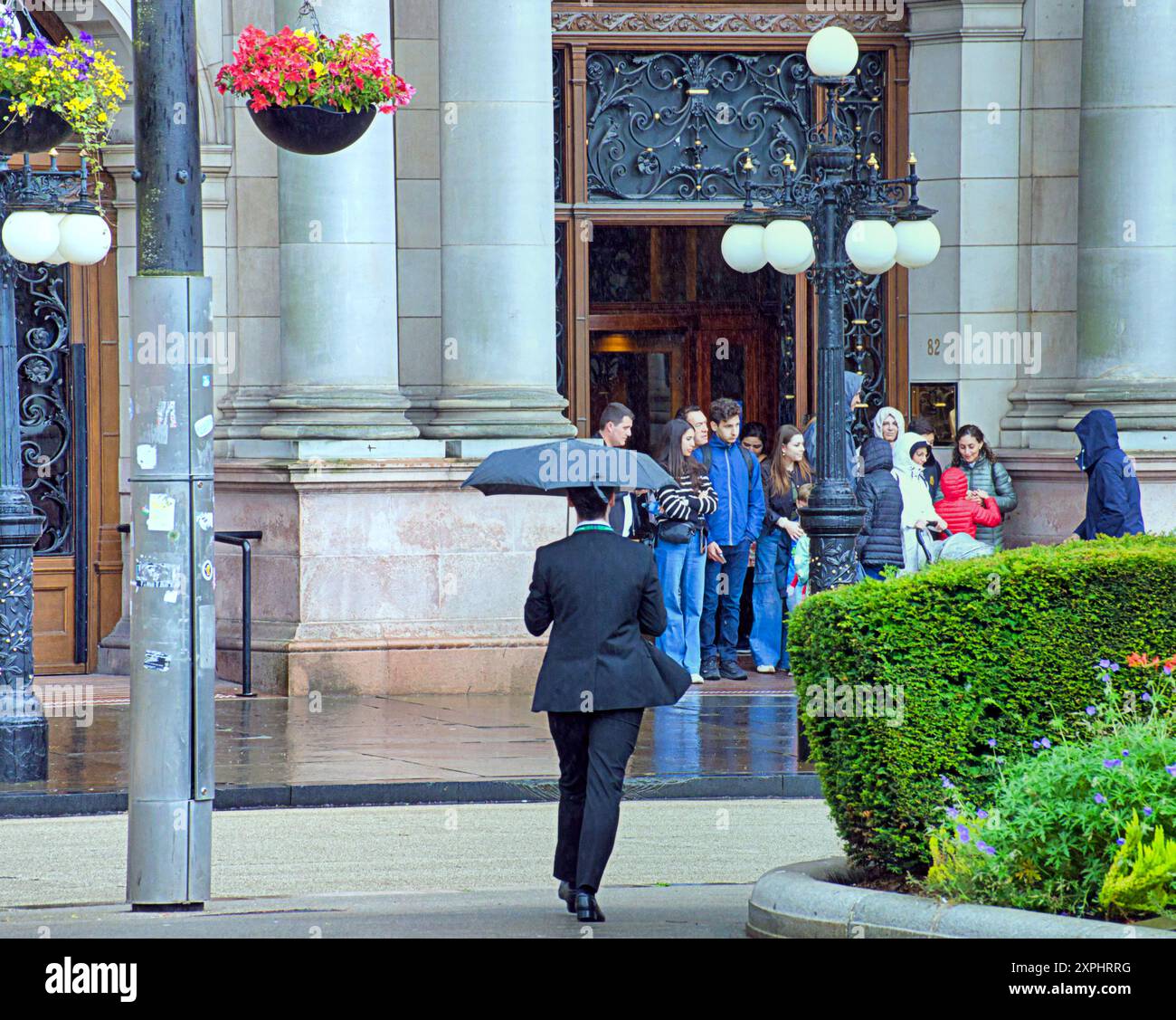 Glasgow, Scozia, Regno Unito. 6 agosto 2024. Meteo nel Regno Unito: Pioggia con previsioni per altri luoghi in cui la gente del posto e i turisti si nascondono sotto gli ombrelli nel centro della città. Credit Gerard Ferry/Alamy Live News Foto Stock