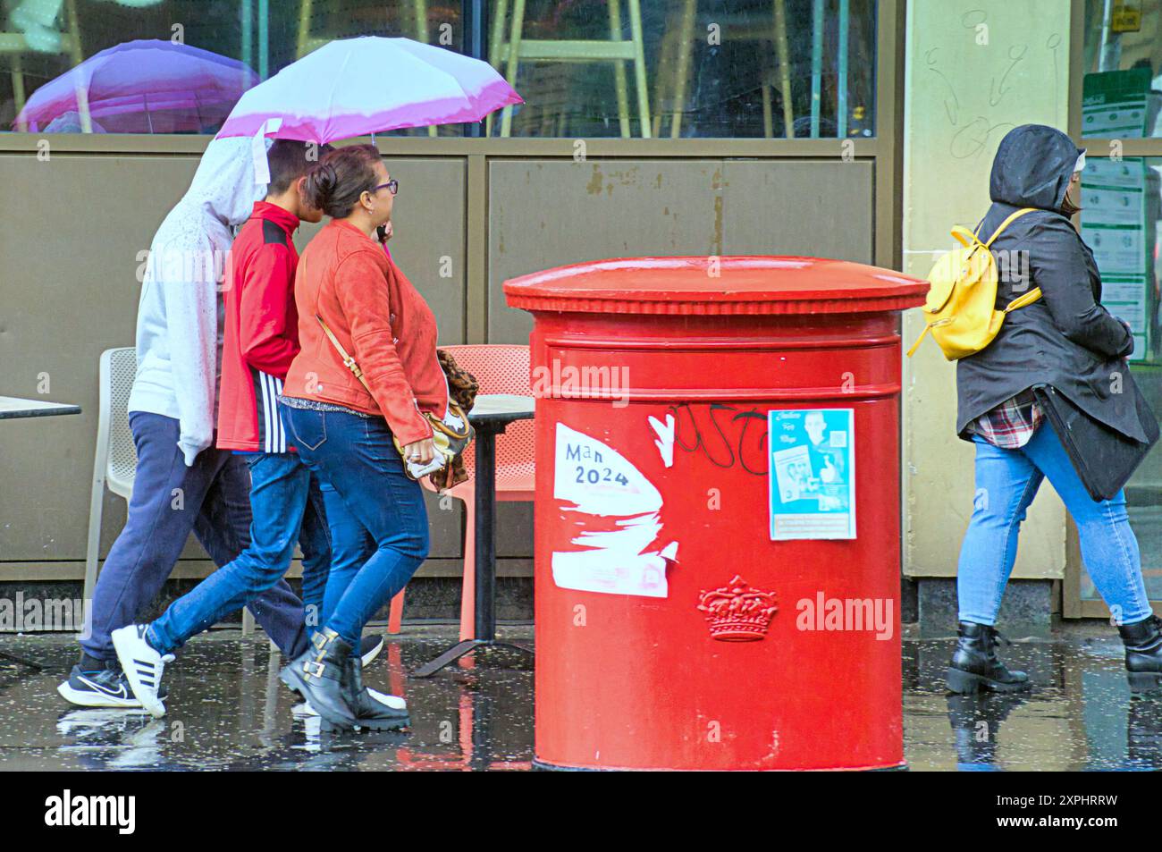 Glasgow, Scozia, Regno Unito. 6 agosto 2024. Meteo nel Regno Unito: Pioggia con previsioni per altri luoghi in cui la gente del posto e i turisti si nascondono sotto gli ombrelli nel centro della città. Credit Gerard Ferry/Alamy Live News Foto Stock
