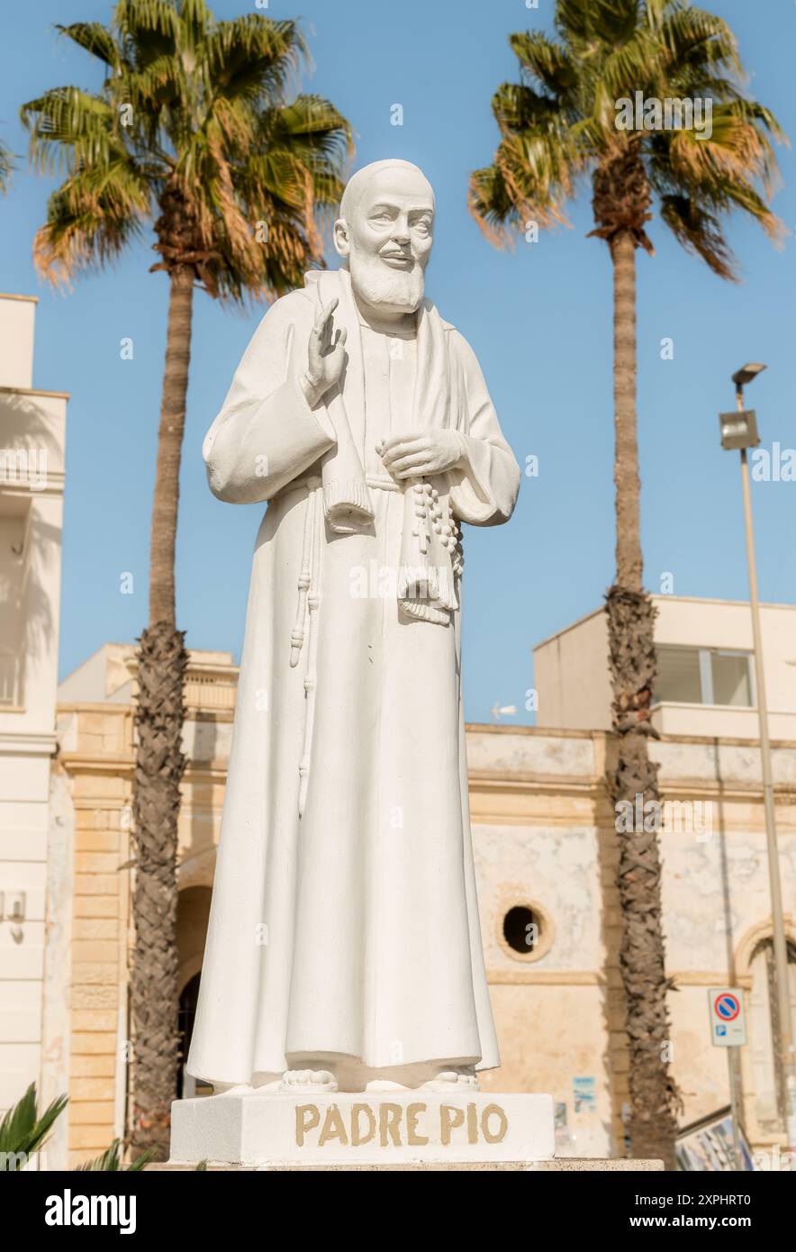 Porto Cesareo, Puglia, Italia - 8 ottobre 2023: Monumento a padre Pio nel centro di Porto Cesareo, provincia di Lecce. Foto Stock