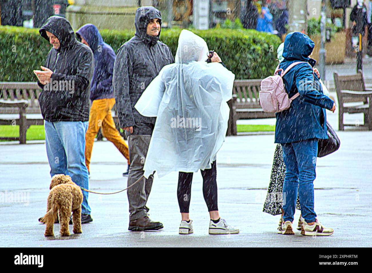 Glasgow, Scozia, Regno Unito. 6 agosto 2024. Meteo nel Regno Unito: Pioggia con previsioni per altri luoghi in cui la gente del posto e i turisti si nascondono sotto gli ombrelli nel centro della città. Credit Gerard Ferry/Alamy Live News Foto Stock