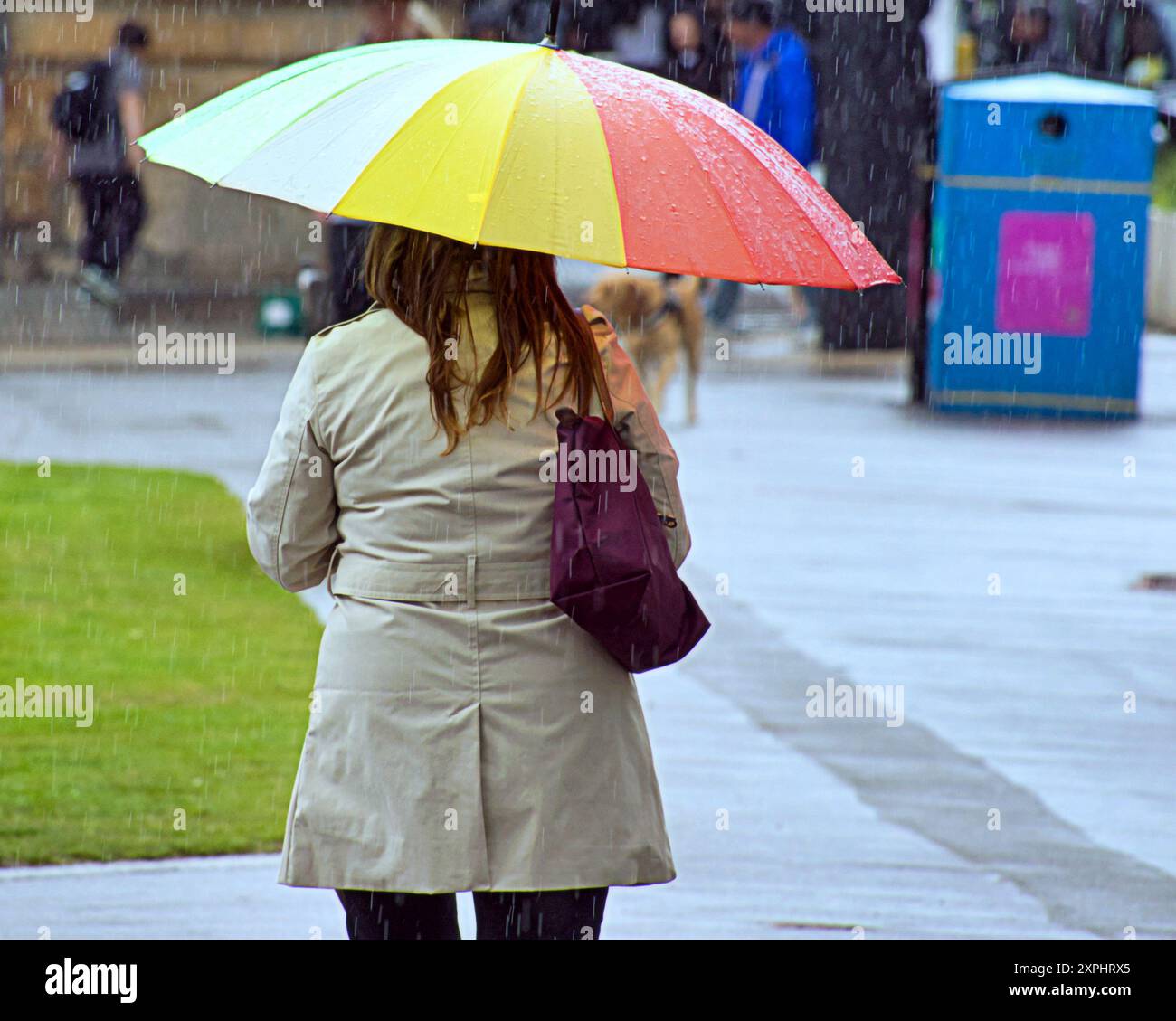 Glasgow, Scozia, Regno Unito. 6 agosto 2024. Meteo nel Regno Unito: Pioggia con previsioni per altri luoghi in cui la gente del posto e i turisti si nascondono sotto gli ombrelli nel centro della città. Credit Gerard Ferry/Alamy Live News Foto Stock