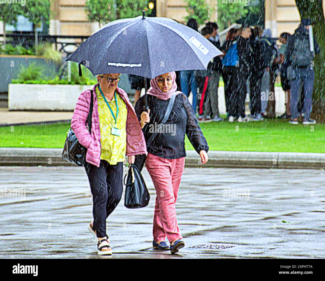 Glasgow, Scozia, Regno Unito. 6 agosto 2024. Meteo nel Regno Unito: Pioggia con previsioni per altri luoghi in cui la gente del posto e i turisti si nascondono sotto gli ombrelli nel centro della città. Credit Gerard Ferry/Alamy Live News Foto Stock