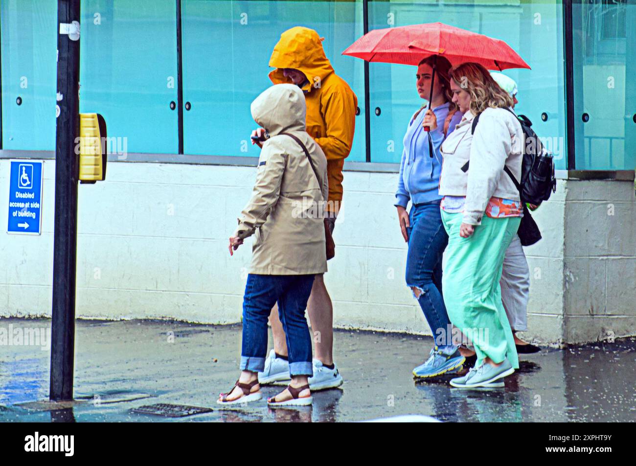 Glasgow, Scozia, Regno Unito. 6 agosto 2024. Meteo nel Regno Unito: Pioggia con previsioni per altri luoghi in cui la gente del posto e i turisti si nascondono sotto gli ombrelli nel centro della città. Credit Gerard Ferry/Alamy Live News Foto Stock