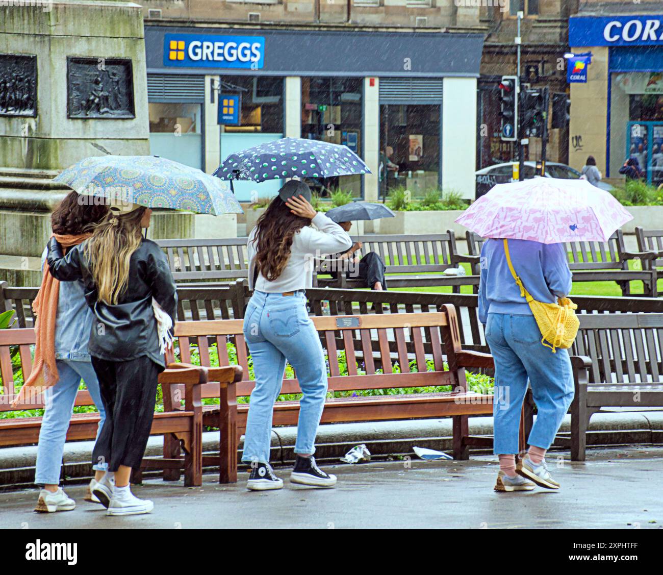 Glasgow, Scozia, Regno Unito. 6 agosto 2024. Meteo nel Regno Unito: Pioggia con previsioni per altri luoghi in cui la gente del posto e i turisti si nascondono sotto gli ombrelli nel centro della città. Credit Gerard Ferry/Alamy Live News Foto Stock