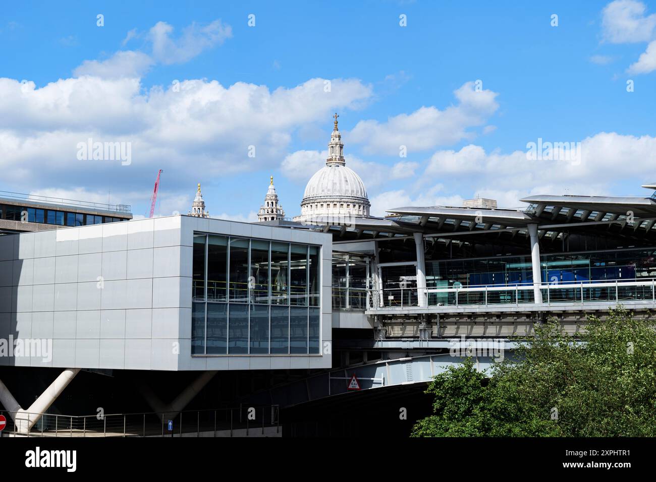 Londra - 06 10 2022: Dettaglio della stazione Blackfriars e la cupola della Cattedrale di St. Paul sullo sfondo Foto Stock