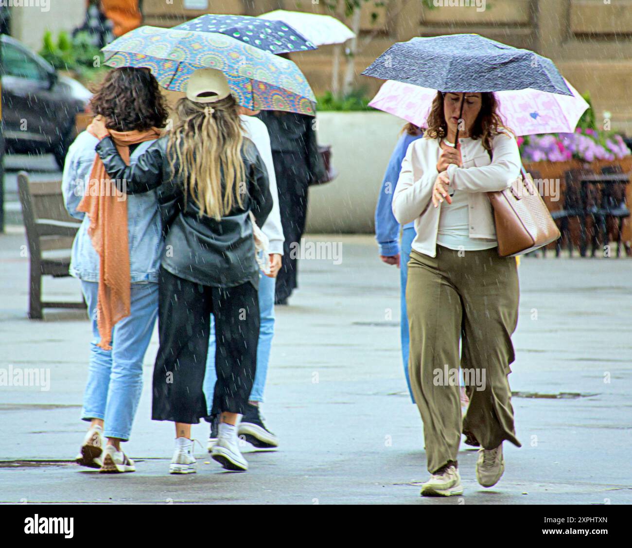 Glasgow, Scozia, Regno Unito. 6 agosto 2024. Meteo nel Regno Unito: Pioggia con previsioni per altri luoghi in cui la gente del posto e i turisti si nascondono sotto gli ombrelli nel centro della città. Credit Gerard Ferry/Alamy Live News Foto Stock