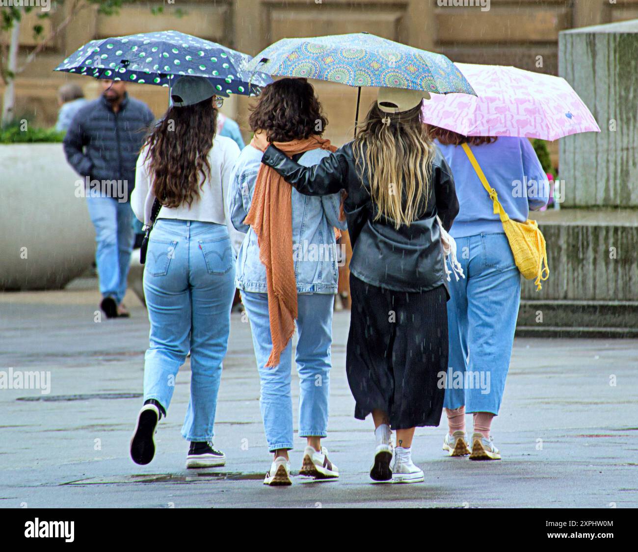 Glasgow, Scozia, Regno Unito. 6 agosto 2024. Meteo nel Regno Unito: Pioggia con previsioni per altri luoghi in cui la gente del posto e i turisti si nascondono sotto gli ombrelli nel centro della città. Credit Gerard Ferry/Alamy Live News Foto Stock