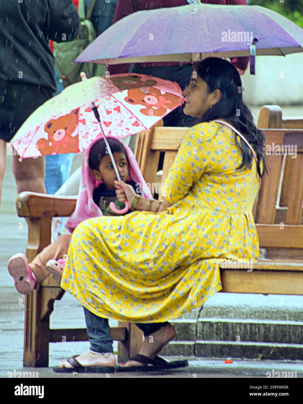 Glasgow, Scozia, Regno Unito. 6 agosto 2024. Meteo nel Regno Unito: Pioggia con previsioni per altri luoghi in cui la gente del posto e i turisti si nascondono sotto gli ombrelli nel centro della città. Credit Gerard Ferry/Alamy Live News Foto Stock