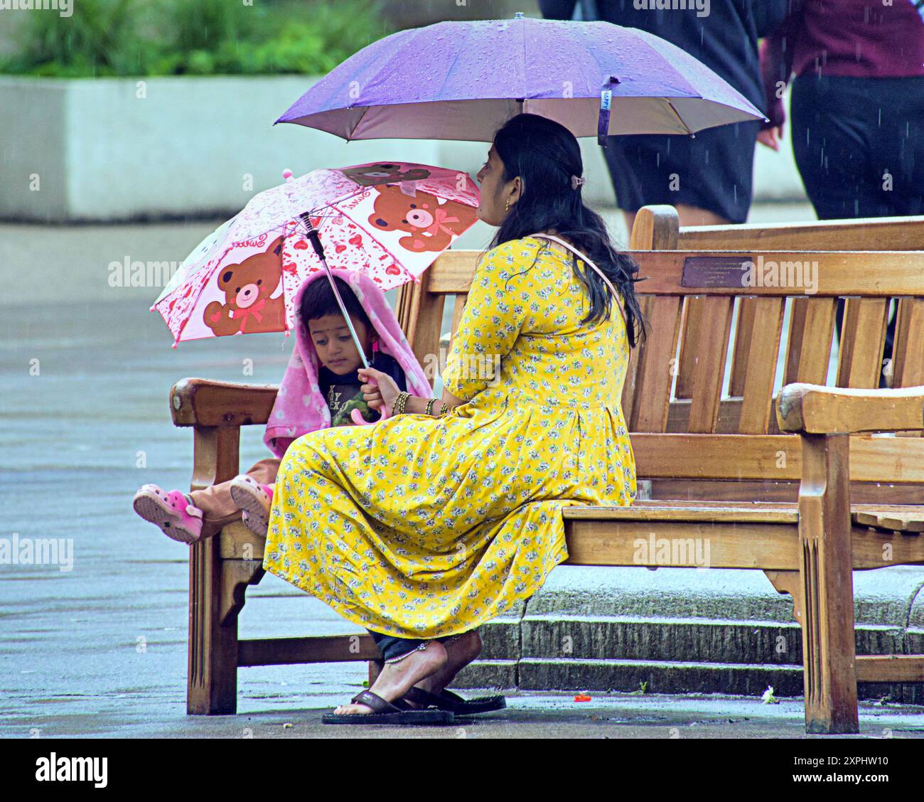 Glasgow, Scozia, Regno Unito. 6 agosto 2024. Meteo nel Regno Unito: Pioggia con previsioni per altri luoghi in cui la gente del posto e i turisti si nascondono sotto gli ombrelli nel centro della città. Credit Gerard Ferry/Alamy Live News Foto Stock