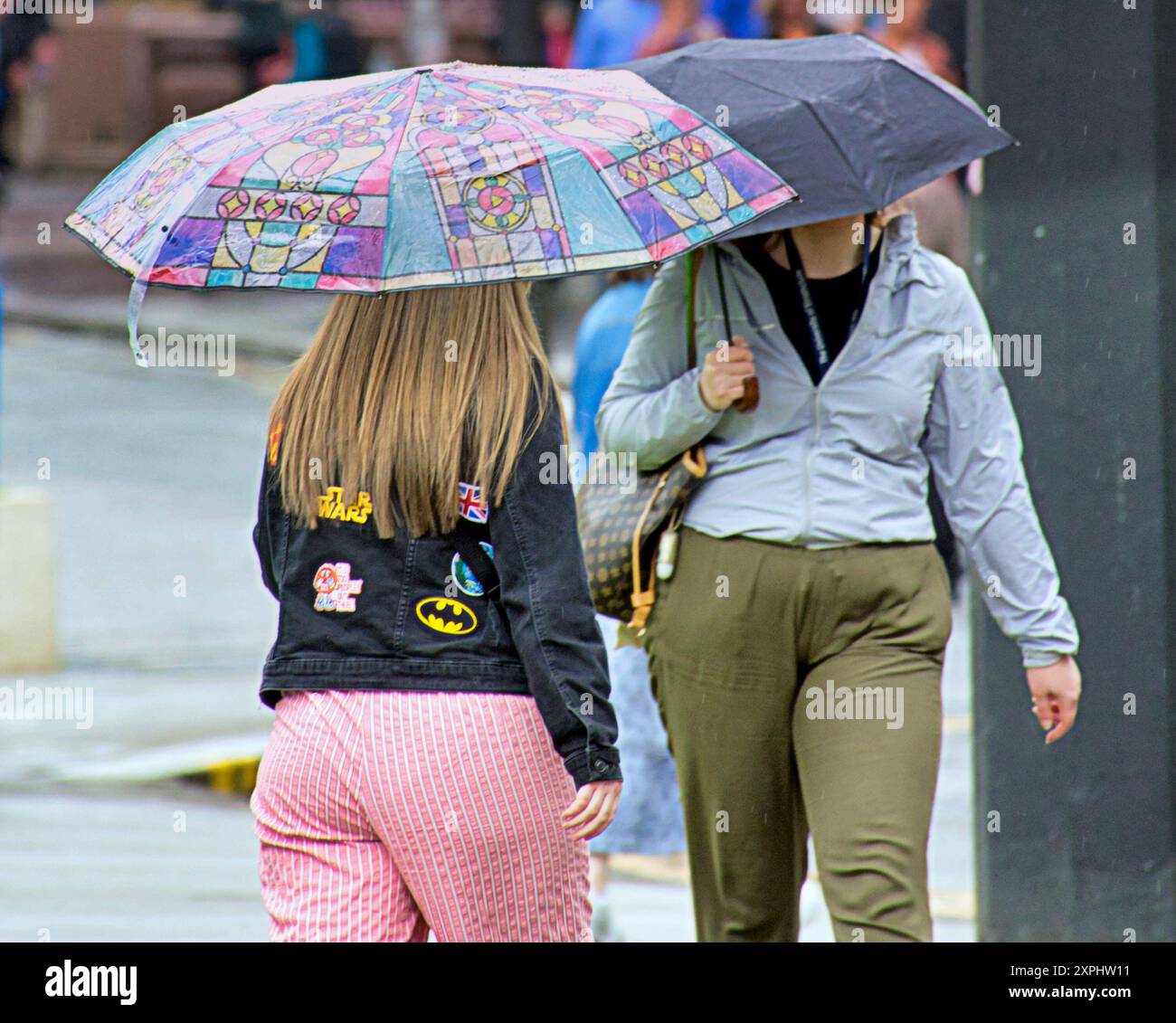 Glasgow, Scozia, Regno Unito. 6 agosto 2024. Meteo nel Regno Unito: Pioggia con previsioni per altri luoghi in cui la gente del posto e i turisti si nascondono sotto gli ombrelli nel centro della città. Credit Gerard Ferry/Alamy Live News Foto Stock