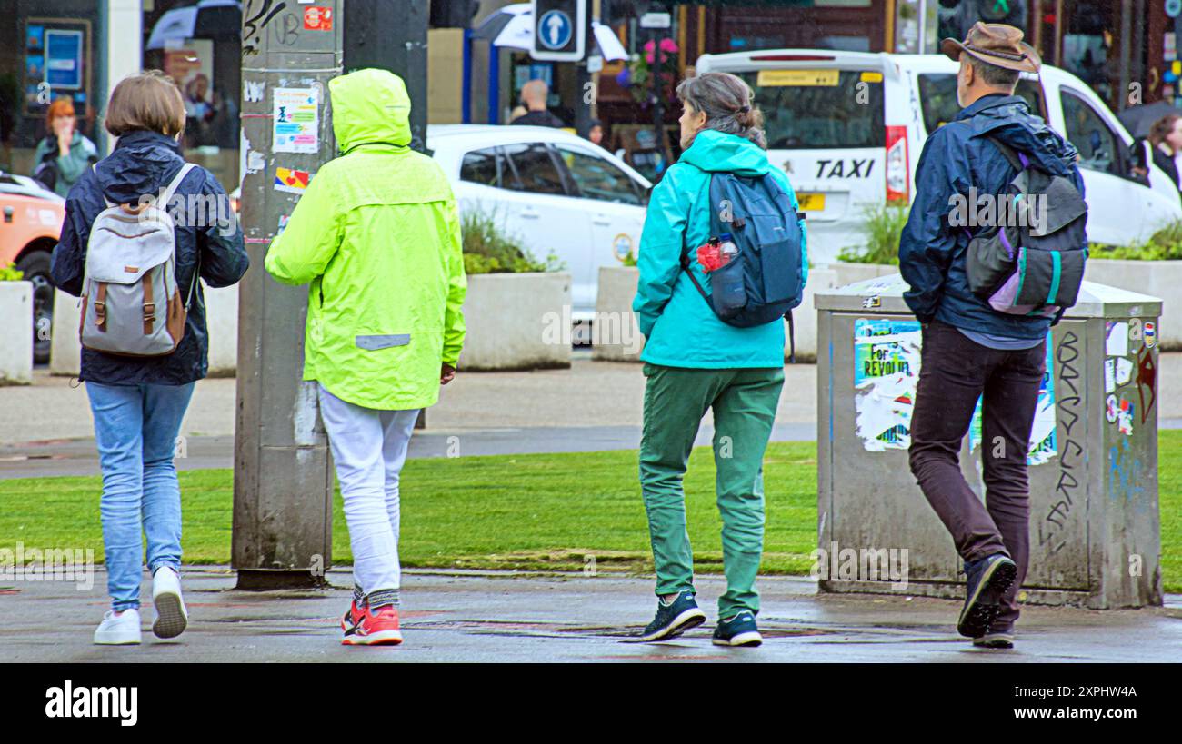 Glasgow, Scozia, Regno Unito. 6 agosto 2024. Meteo nel Regno Unito: Pioggia con previsioni per altri luoghi in cui la gente del posto e i turisti si nascondono sotto gli ombrelli nel centro della città. Credit Gerard Ferry/Alamy Live News Foto Stock