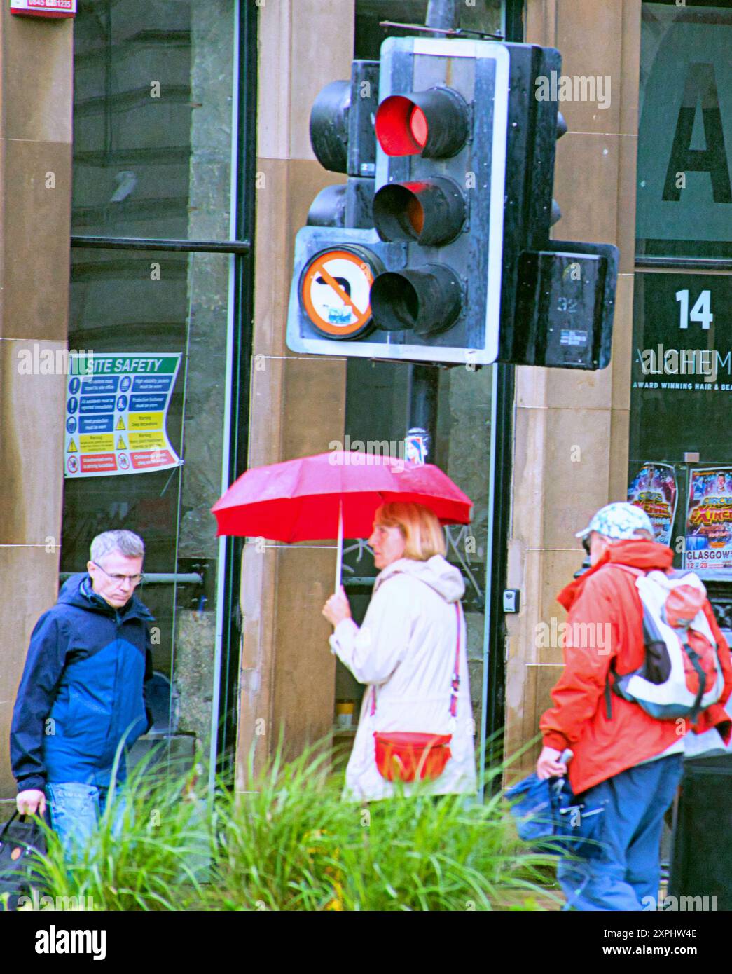 Glasgow, Scozia, Regno Unito. 6 agosto 2024. Meteo nel Regno Unito: Pioggia con previsioni per altri luoghi in cui la gente del posto e i turisti si nascondono sotto gli ombrelli nel centro della città. Credit Gerard Ferry/Alamy Live News Foto Stock