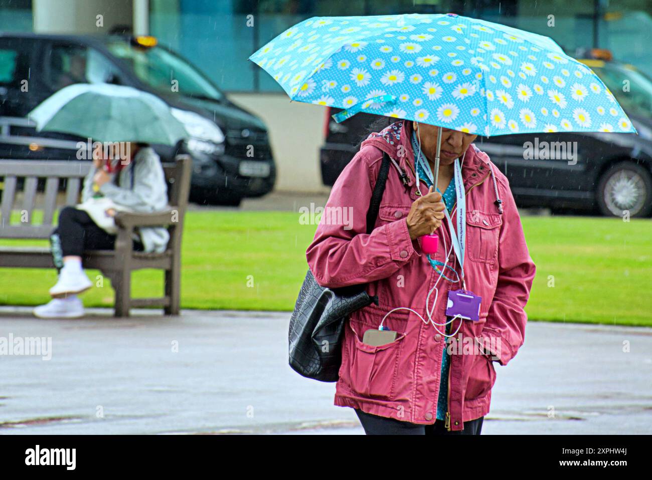 Glasgow, Scozia, Regno Unito. 6 agosto 2024. Meteo nel Regno Unito: Pioggia con previsioni per altri luoghi in cui la gente del posto e i turisti si nascondono sotto gli ombrelli nel centro della città. Credit Gerard Ferry/Alamy Live News Foto Stock