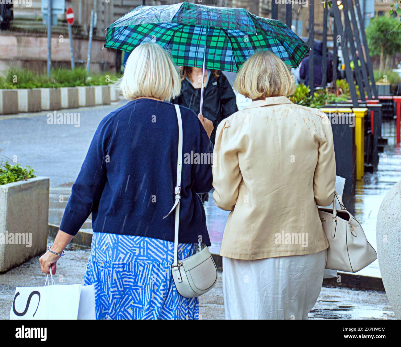 Glasgow, Scozia, Regno Unito. 6 agosto 2024. Meteo nel Regno Unito: Pioggia con previsioni per altri luoghi in cui la gente del posto e i turisti si nascondono sotto gli ombrelli nel centro della città. Credit Gerard Ferry/Alamy Live News Foto Stock