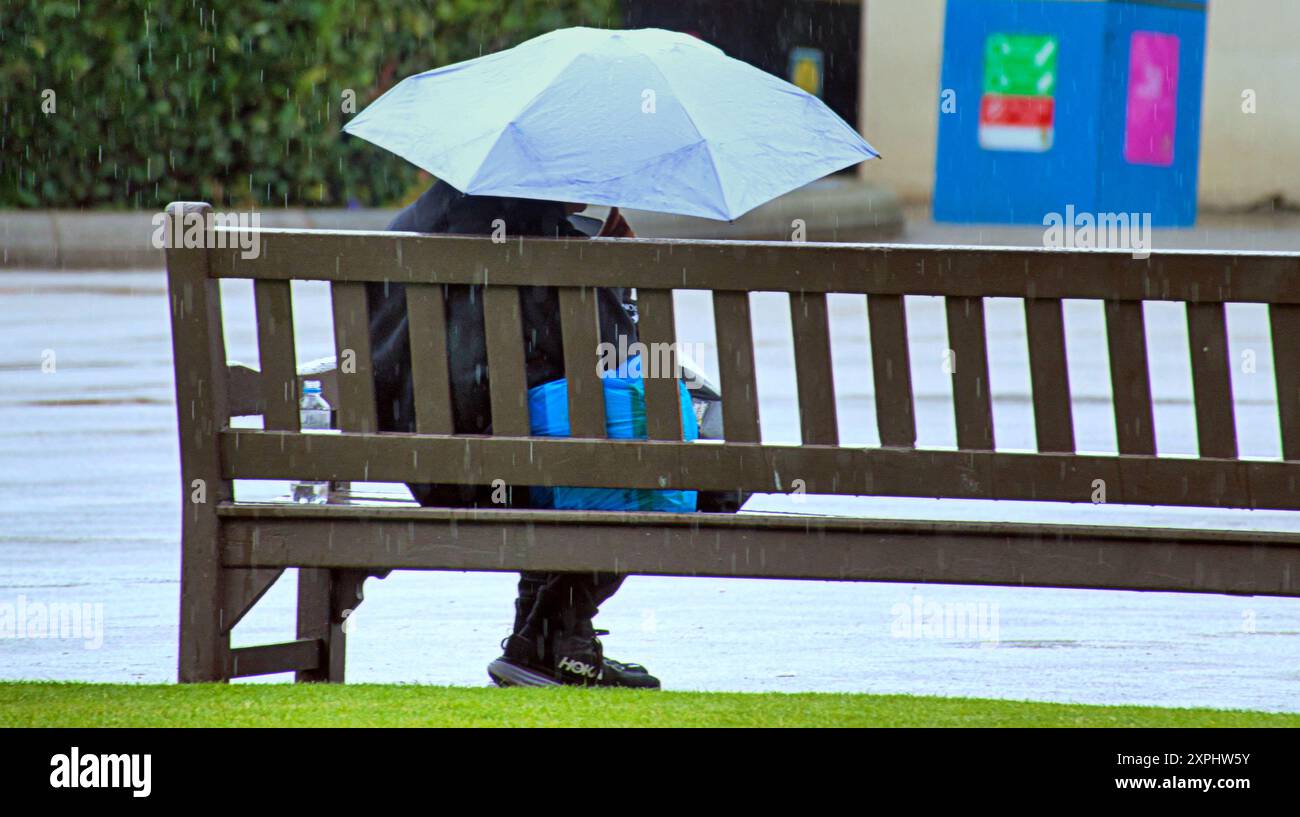 Glasgow, Scozia, Regno Unito. 6 agosto 2024. Meteo nel Regno Unito: Pioggia con previsioni per altri luoghi in cui la gente del posto e i turisti si nascondono sotto gli ombrelli nel centro della città. Credit Gerard Ferry/Alamy Live News Foto Stock