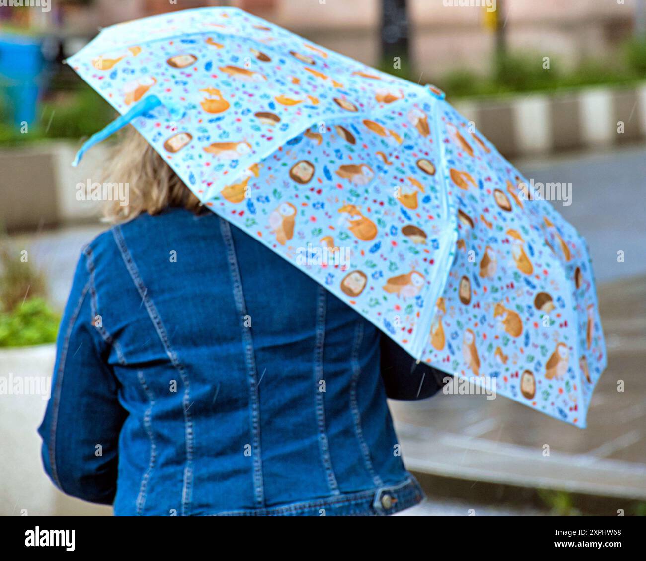 Glasgow, Scozia, Regno Unito. 6 agosto 2024. Meteo nel Regno Unito: Pioggia con previsioni per altri luoghi in cui la gente del posto e i turisti si nascondono sotto gli ombrelli nel centro della città. Credit Gerard Ferry/Alamy Live News Foto Stock