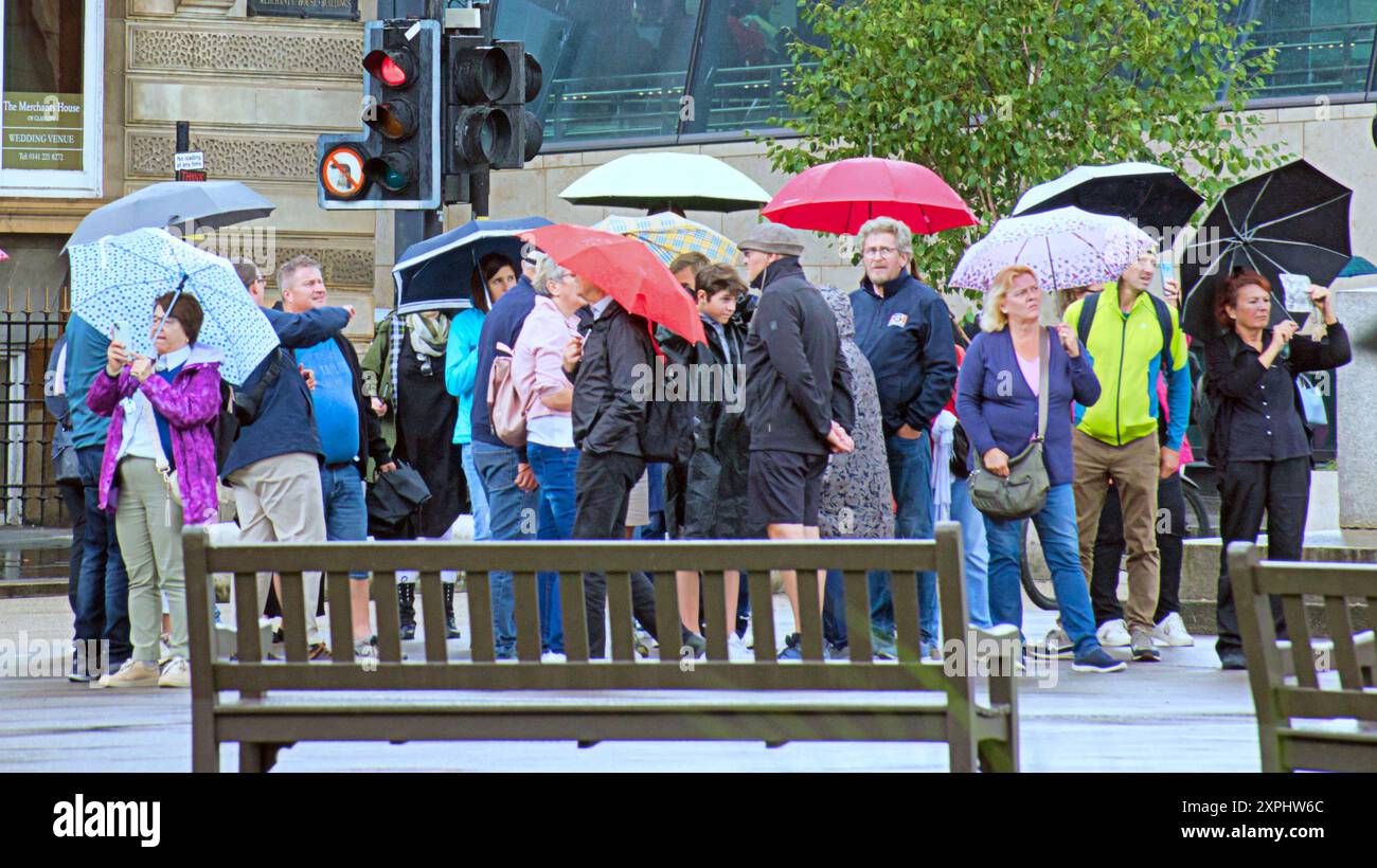 Glasgow, Scozia, Regno Unito. 6 agosto 2024. Meteo nel Regno Unito: Pioggia con previsioni per altri luoghi in cui la gente del posto e i turisti si nascondono sotto gli ombrelli nel centro della città. Credit Gerard Ferry/Alamy Live News Foto Stock