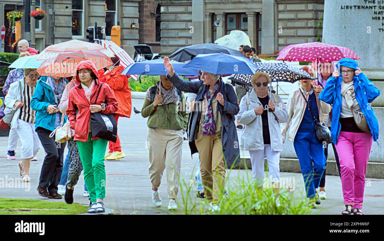 Glasgow, Scozia, Regno Unito. 6 agosto 2024. Meteo nel Regno Unito: Pioggia con previsioni per altri luoghi in cui la gente del posto e i turisti si nascondono sotto gli ombrelli nel centro della città. Credit Gerard Ferry/Alamy Live News Foto Stock