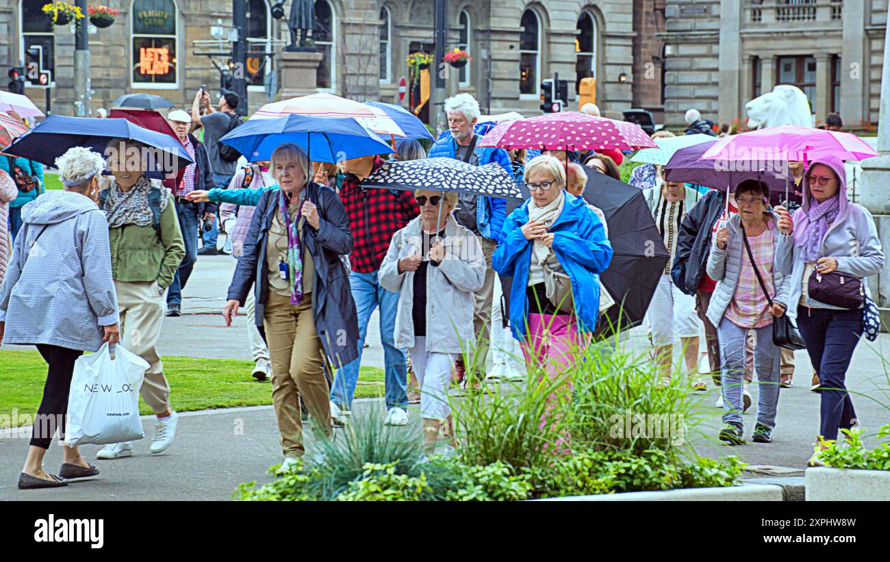 Glasgow, Scozia, Regno Unito. 6 agosto 2024. Meteo nel Regno Unito: Pioggia con previsioni per altri luoghi in cui la gente del posto e i turisti si nascondono sotto gli ombrelli nel centro della città. Credit Gerard Ferry/Alamy Live News Foto Stock