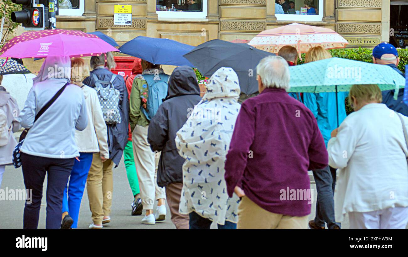 Glasgow, Scozia, Regno Unito. 6 agosto 2024. Meteo nel Regno Unito: Pioggia con previsioni per altri luoghi in cui la gente del posto e i turisti si nascondono sotto gli ombrelli nel centro della città. Credit Gerard Ferry/Alamy Live News Foto Stock
