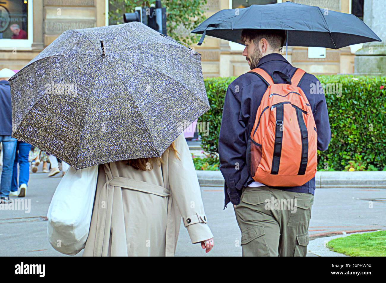 Glasgow, Scozia, Regno Unito. 6 agosto 2024. Meteo nel Regno Unito: Pioggia con previsioni per altri luoghi in cui la gente del posto e i turisti si nascondono sotto gli ombrelli nel centro della città. Credit Gerard Ferry/Alamy Live News Foto Stock
