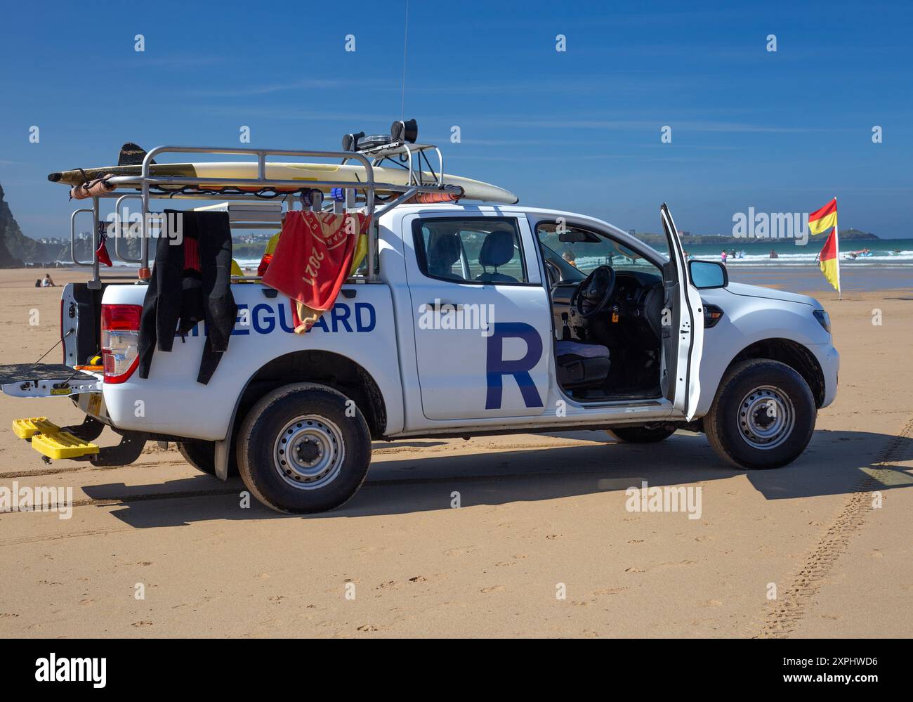 RNLI in servizio a Watergate Bay, con un attento controllo per eventuali incidenti e pronto per i salvataggi rapidi. Siate orgogliosi di questi volontari qualificati per il loro lavoro Foto Stock