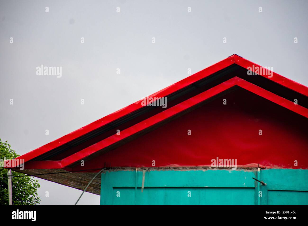 Soggiorno a casa con tetto rosso di lamiera ondulata Foto Stock