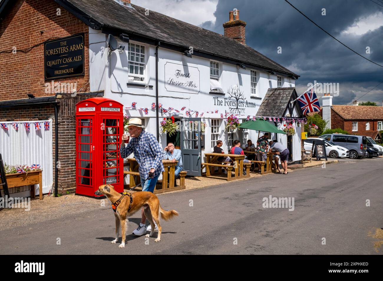 Persone sedute fuori Da Un Country Pub durante il Summers Day, Fairwarp, East Sussex, Regno Unito. Foto Stock