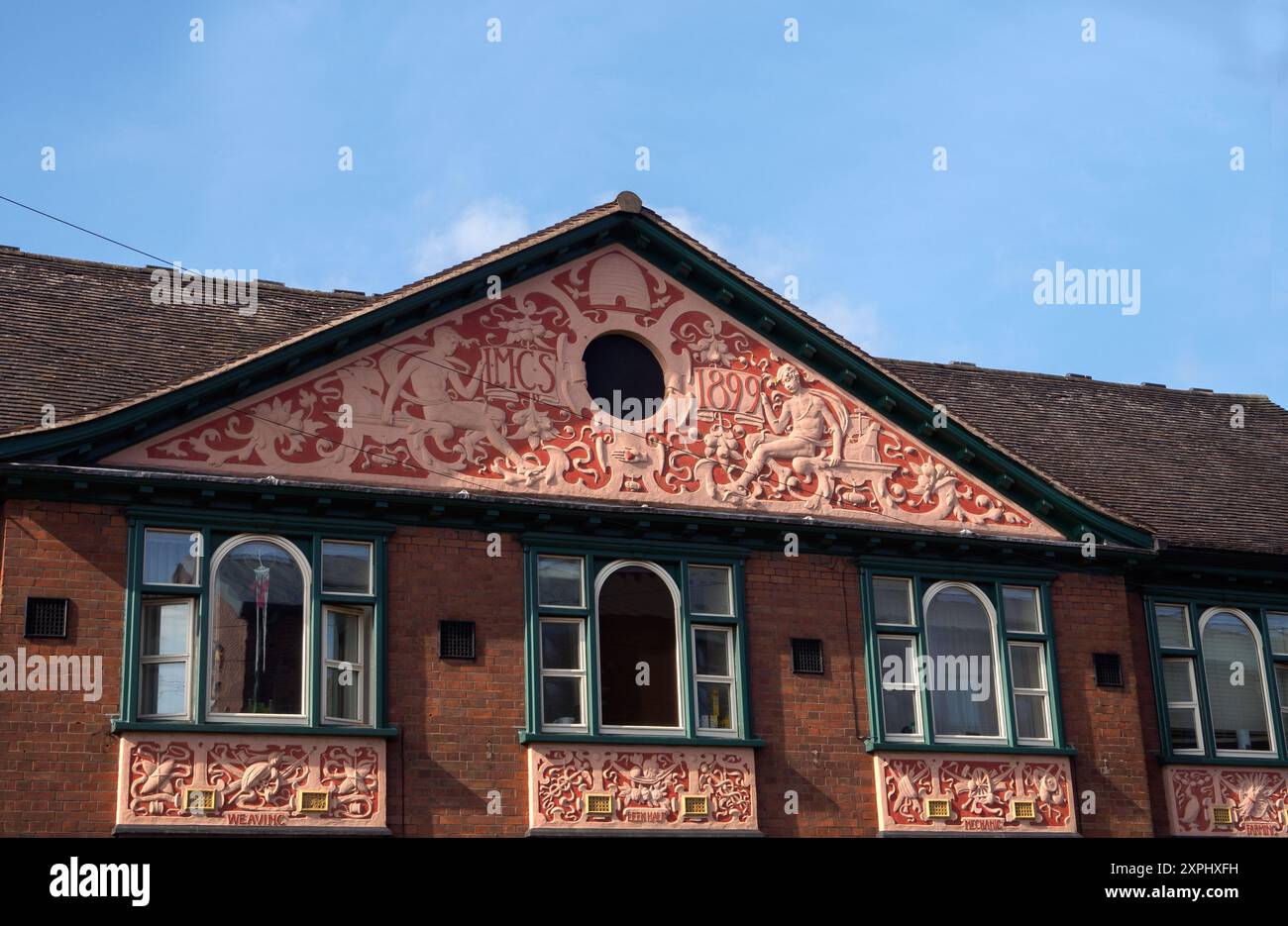 L'ex Leek and Moorlands Co-operative Society costruisce la Penny Bank House a Leek, North Staffordshire, dettaglio frontone Foto Stock