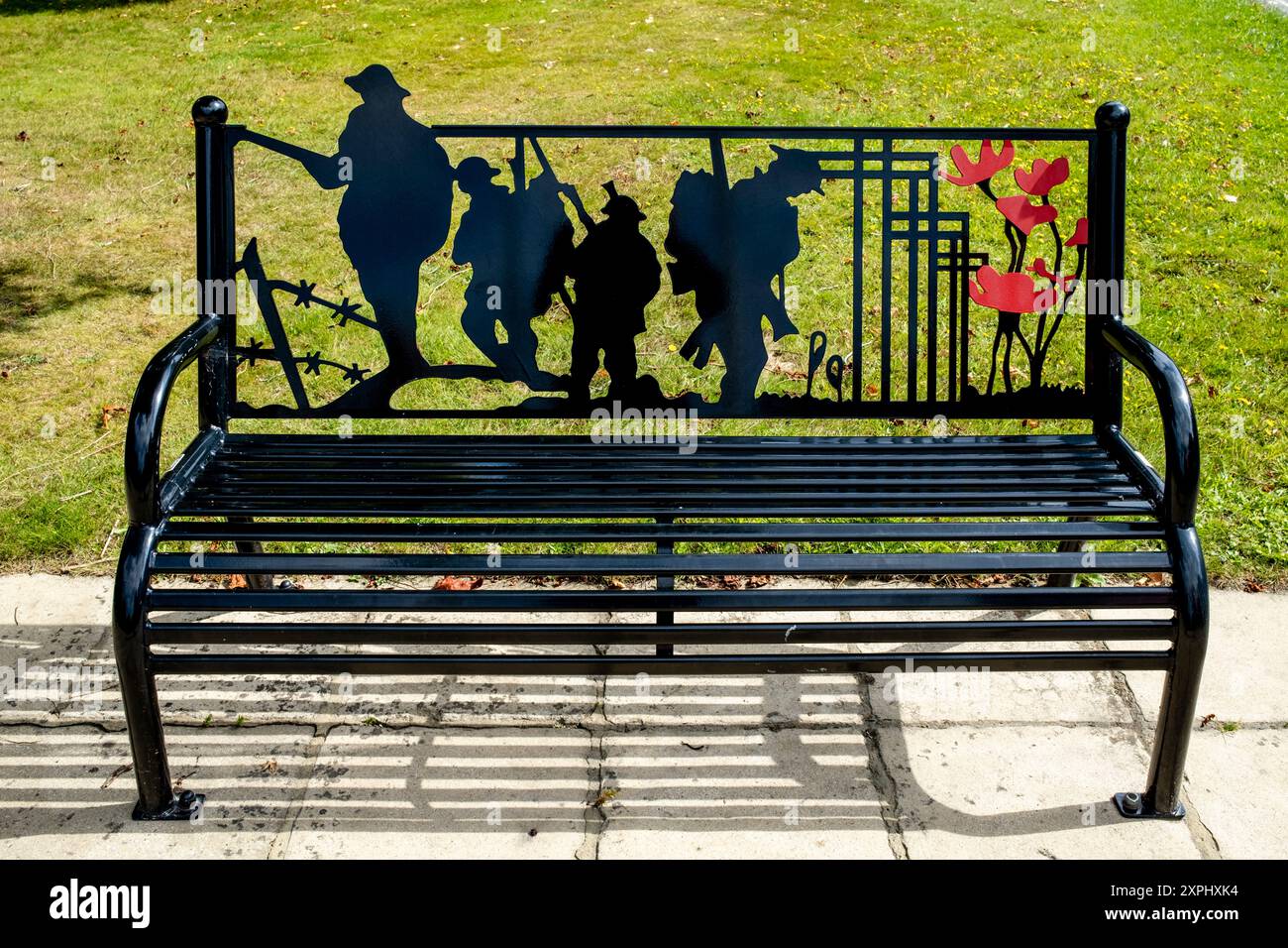 Banchina per posti a sedere pubblici, Haywards Heath, Sussex, Regno Unito. Foto Stock