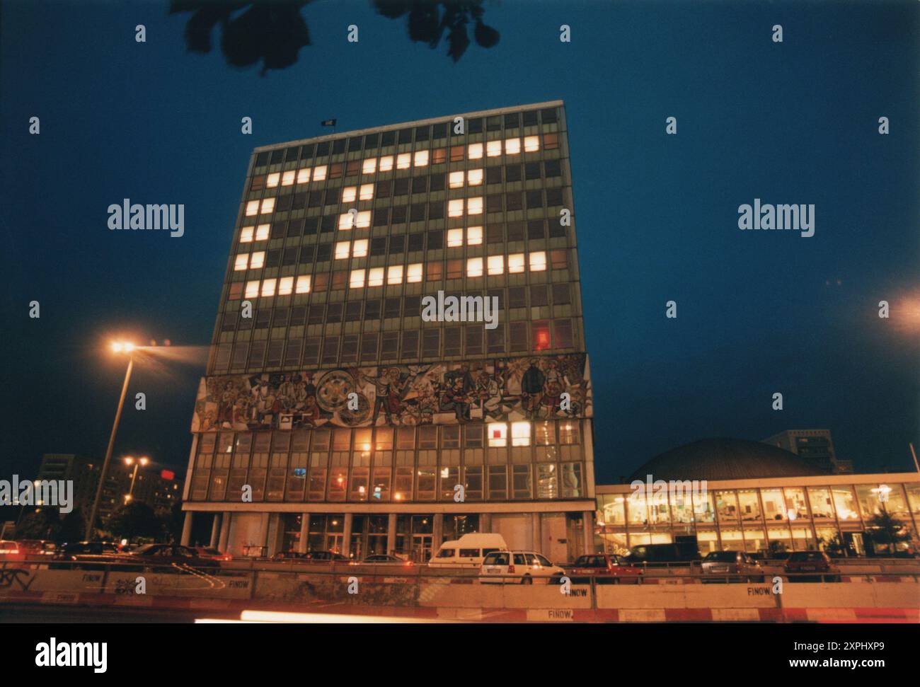 Vista notturna dell'installazione dei Blinkenlights del Chaos computer Club presso l'Haus des Lehrers su Alexanderplatz, Berlin-Mitte, Germania nel settembre 2001. L'esposizione illuminata sull'edificio mostra l'intrigante miscela di tecnologia e arte. Foto Stock